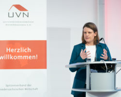 UVN-Bildungs-Summit, links UVN-Logo, rechts Kultusministerin Julia Willie Hamburg spricht