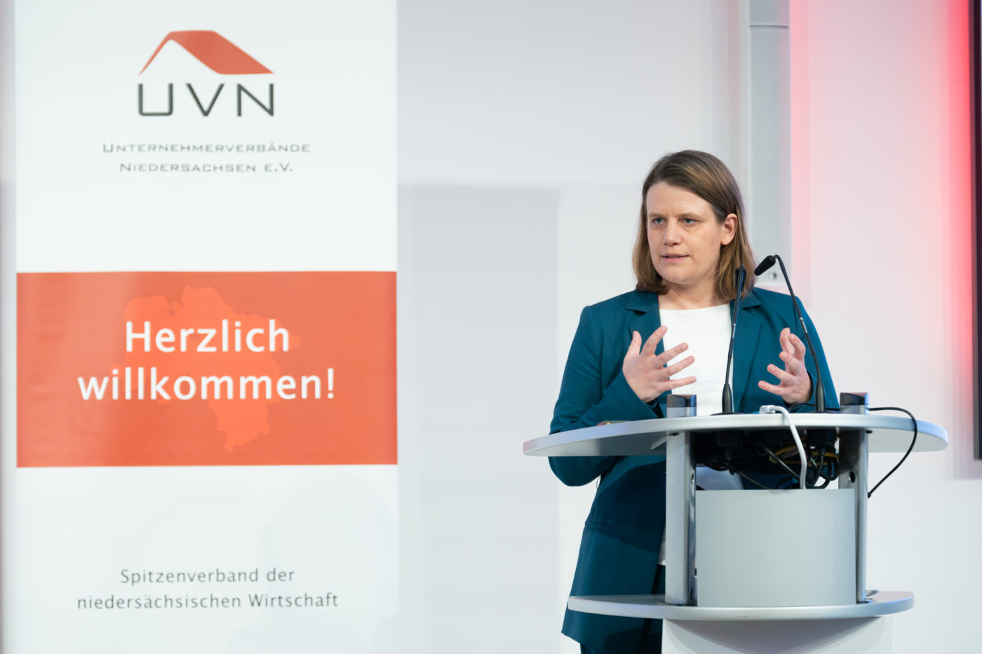 UVN-Bildungs-Summit, links UVN-Logo, rechts Kultusministerin Julia Willie Hamburg spricht