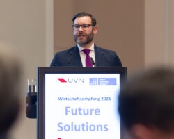 Benedikt Hüppe eröffnet den Wirtschaftsempfang am Redepult mit "Future Solutions"