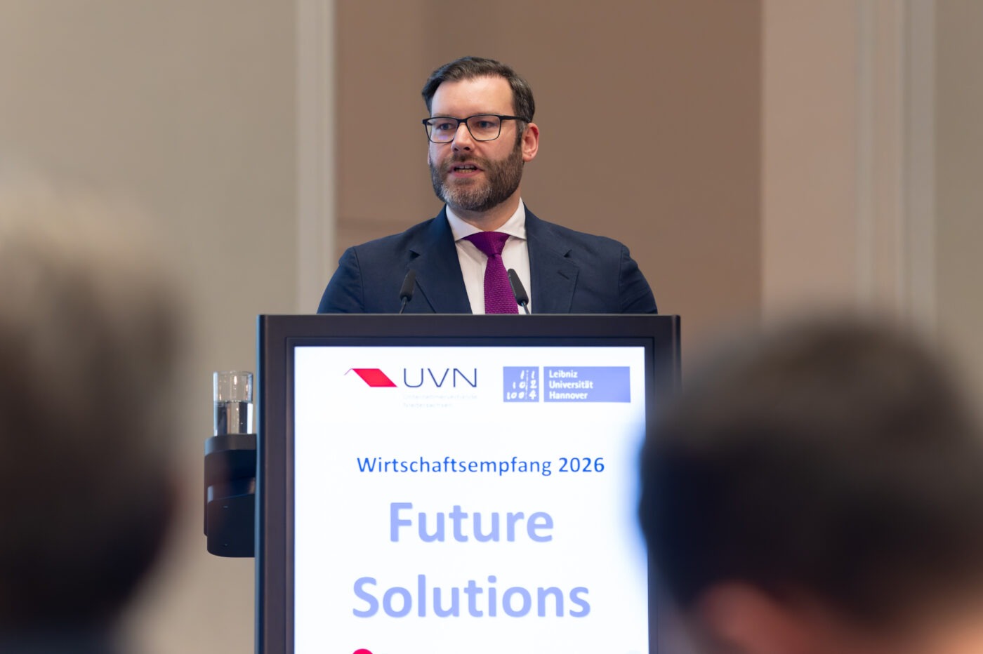 Benedikt Hüppe eröffnet den Wirtschaftsempfang am Redepult mit "Future Solutions"